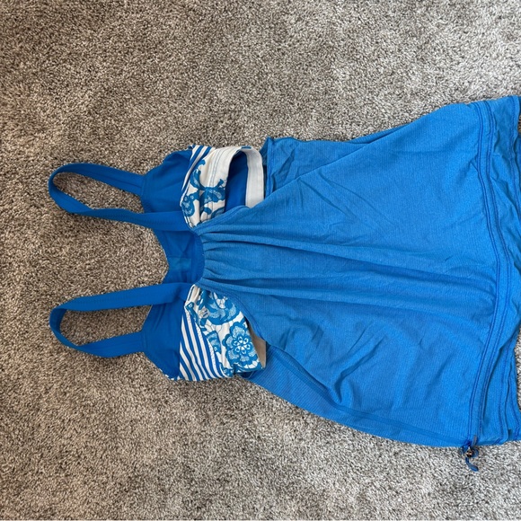 Blue lululemon top with bra - Picture 2 of 4